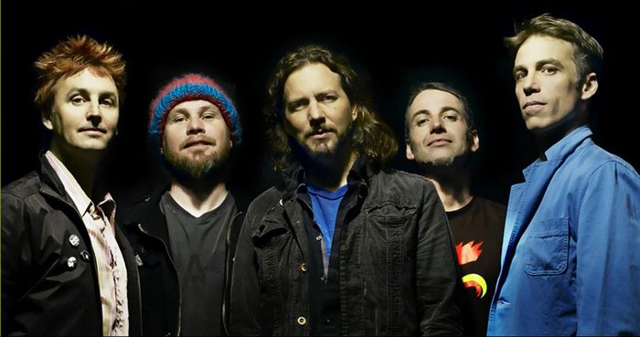 Pearl Jam rozmlátili během koncertu pódium a zmizeli v něm ze scény